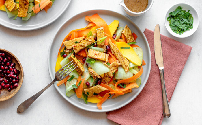 Lekker fris: Salade met mango en gemarineerde Quorn vegan reepjes