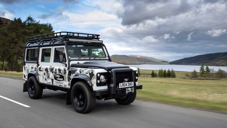 Land Rover Classic onthult Classic Defender Works V8 Trophy II