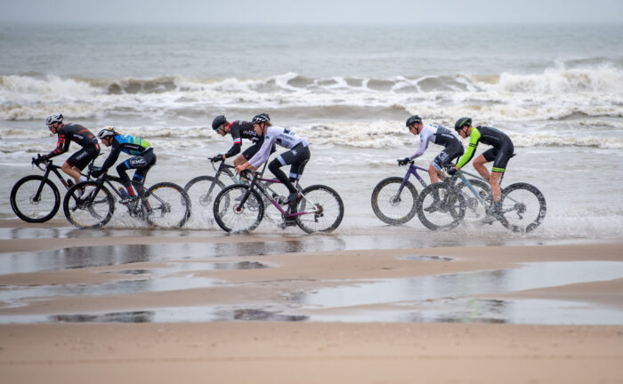 Jasper Ockeloen wint Fizik beachrace Noordwijk