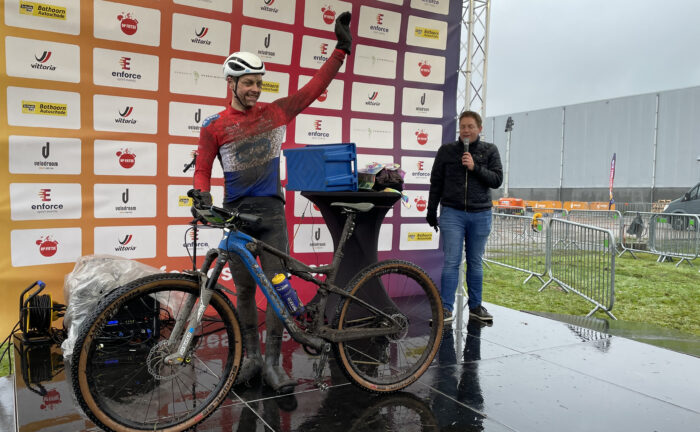 Tim Smeenge wint na lange solo de Drenthe 200 mountainbike marathon